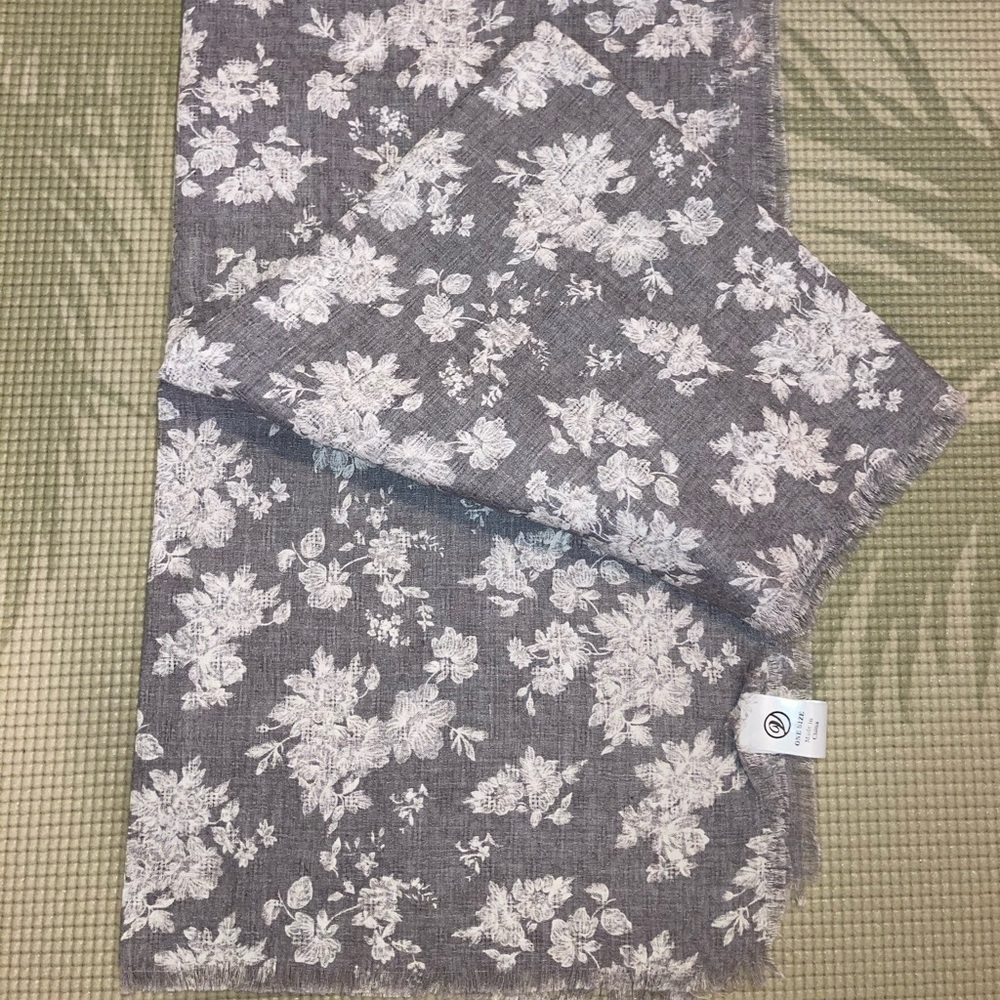 FLORAL PRINT SCARF NWOT